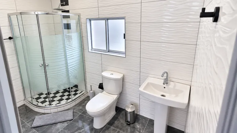 DreamSleep en-suite bathroom with shower, basin and toilet
