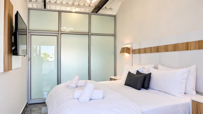 DreamSleep king room with frosted glass partition and modern lighting